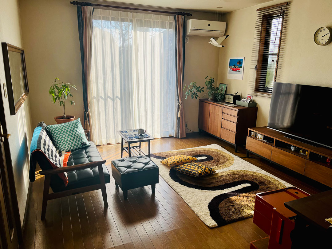 カリモク60で作るシックで居心地の良い空間 – お客様のお部屋紹介｜vanilla